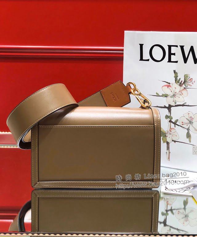 LOEWE新款包包 羅意威Barcelona雙肩帶三角包 羅意威小挎包 10157  tcl1302